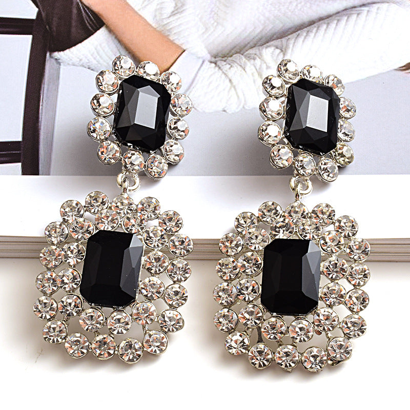 Fashion earrings with large diamonds set in round geometric water droplets