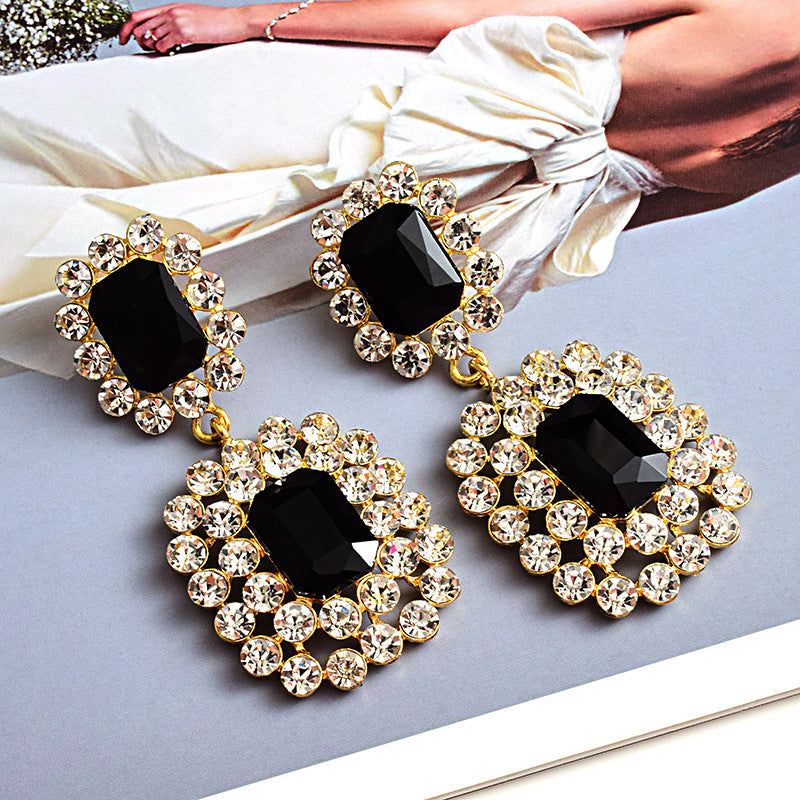 Fashion earrings with large diamonds set in round geometric water droplets
