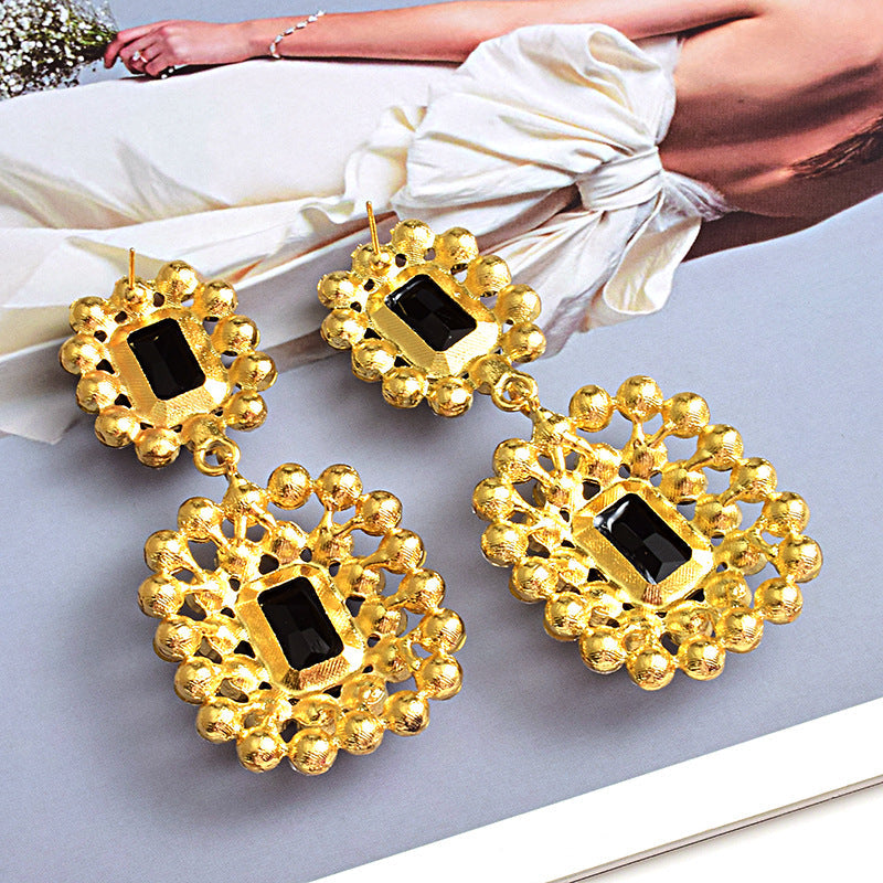 Fashion earrings with large diamonds set in round geometric water droplets
